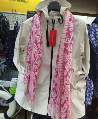 chubasquero-batela-de-senora-pareo-fucsia-de-algas